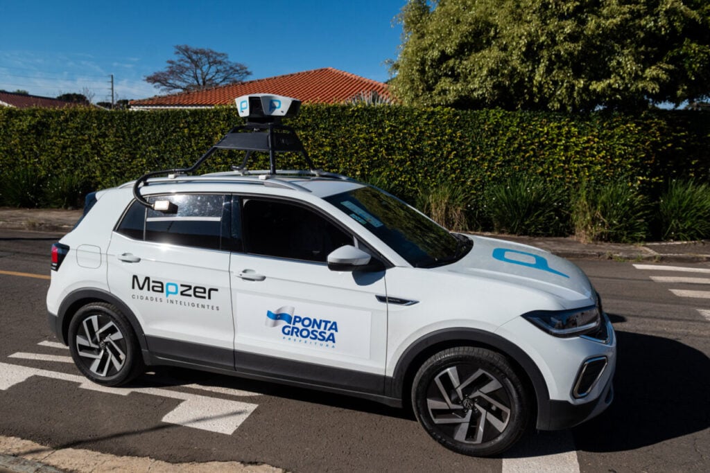 Carro equipado com sistema de monitoramento