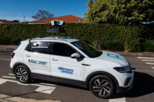 Carro equipado com sistema de monitoramento