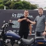 Jhonatan Almeida, morador de Ponta Grossa (PR), recebe Harley-Davidson Street Bob 0km