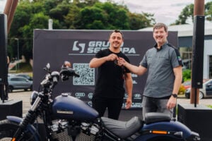 Jhonatan Almeida, morador de Ponta Grossa (PR), recebe Harley-Davidson Street Bob 0km