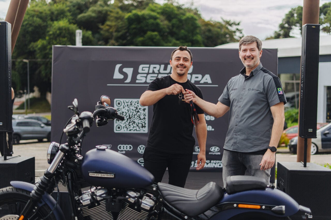 Jhonatan Almeida, morador de Ponta Grossa (PR), recebe Harley-Davidson Street Bob 0km