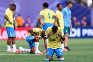 Neymar ajoelhado com a cabeça baixa e mãos erguidas, em reza após o apito final da derrota do Brasil para a Noruega na Copa do Mundo 2026
