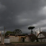 Céu de Ponta Grossa nublado com nuvens carregadas