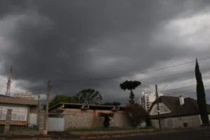 Céu de Ponta Grossa nublado com nuvens carregadas
