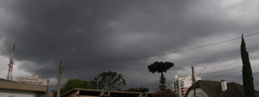 Céu de Ponta Grossa nublado com nuvens carregadas