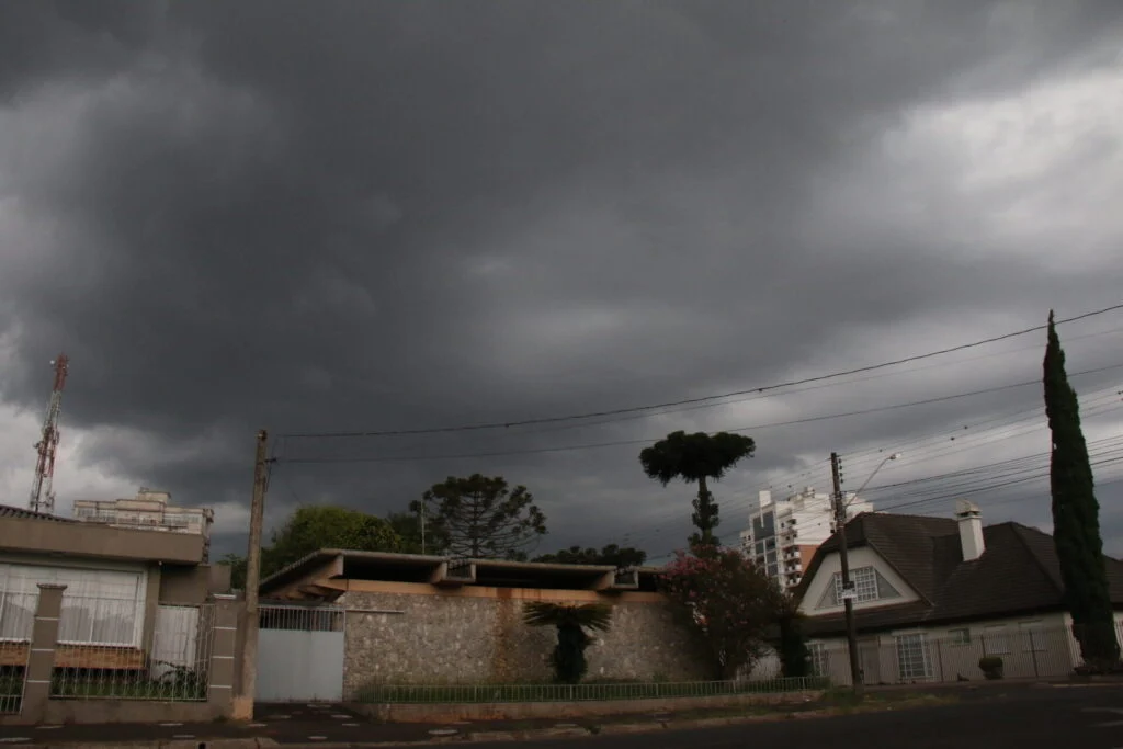 Céu de Ponta Grossa nublado com nuvens carregadas