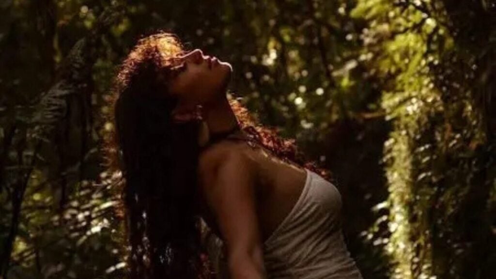 Cantora Carolina na Cachoeira da Mariquinha