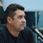 Vereador Fábio Silva, autor do projeto, de pefil em sua mesa no Plenário da Câmara de Ponta Grossa