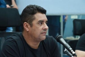 Vereador Fábio Silva, autor do projeto, de pefil em sua mesa no Plenário da Câmara de Ponta Grossa