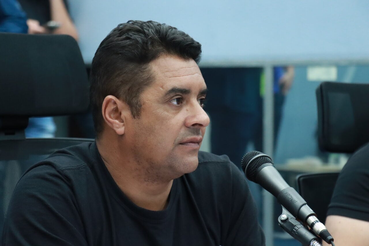 Vereador Fábio Silva, autor do projeto, de pefil em sua mesa no Plenário da Câmara de Ponta Grossa