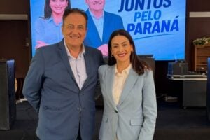 Jocelito Canto abraçado à filha Mabel Canto, na Convenção Estadual do PP que homologou suas candidaturas em 2026, para deputado federal e deputada estadual