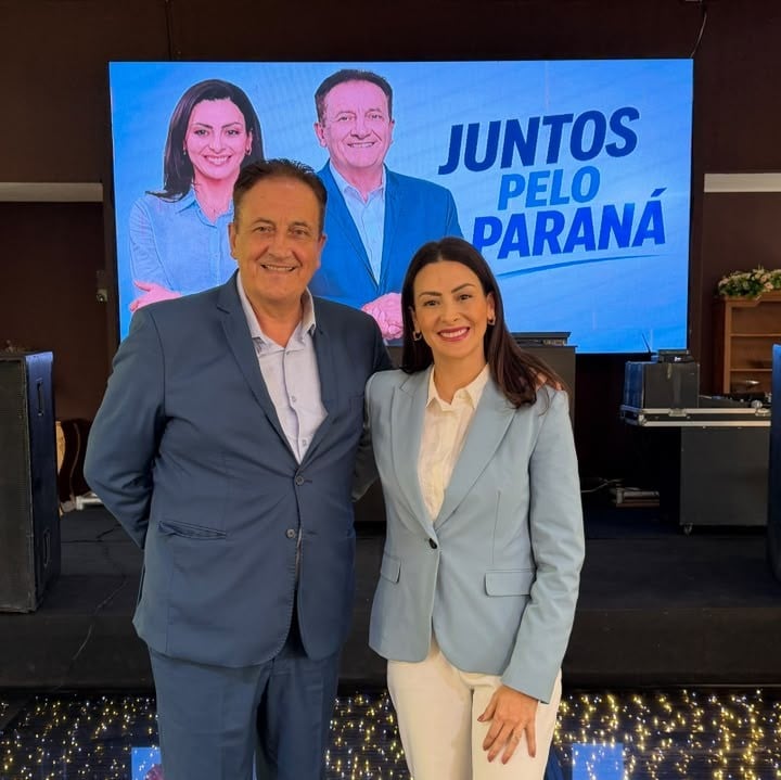 Jocelito Canto abraçado à filha Mabel Canto, na Convenção Estadual do PP que homologou suas candidaturas em 2026, para deputado federal e deputada estadual