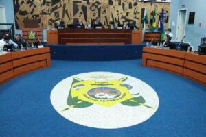 Plenário da Câmara de Ponta Grossa em imagem divulgada pela Casa de Leis, voltada à Mesa Diretora