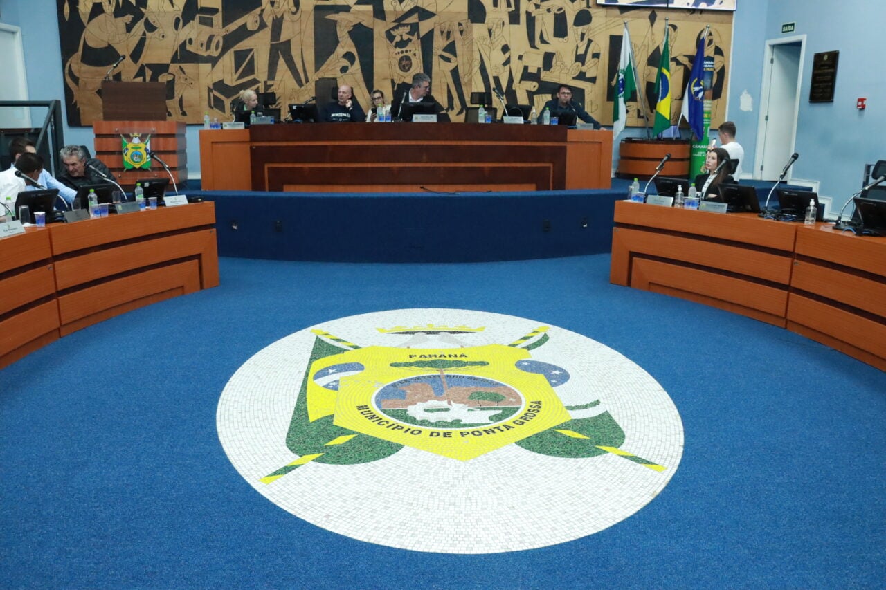 Plenário da Câmara de Ponta Grossa em imagem divulgada pela Casa de Leis, voltada à Mesa Diretora