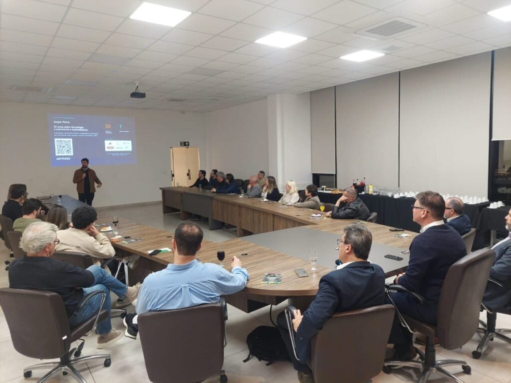 O palestrante Jasper Perru em apresentação na sede da ACIPG