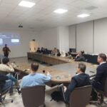 O palestrante Jasper Perru em apresentação na sede da ACIPG