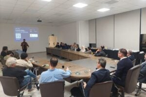 O palestrante Jasper Perru em apresentação na sede da ACIPG