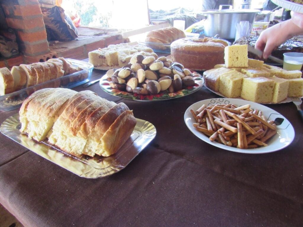 pães e bolos sob uma mesa