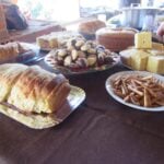 pães e bolos sob uma mesa
