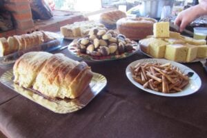 pães e bolos sob uma mesa