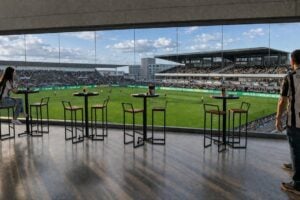 Projeto de ampliação do Estádio Germano Krüger, mostrando vista interna de setor do Estádio, com direção ao gramado e mostrando outros pontos da futura estrutura