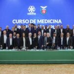 Governador Carlos Massa Ratinho Junior e autoridades em evento de anúncio de novo Curso de Medicina no Paraná