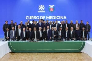 Governador Carlos Massa Ratinho Junior e autoridades em evento de anúncio de novo Curso de Medicina no Paraná
