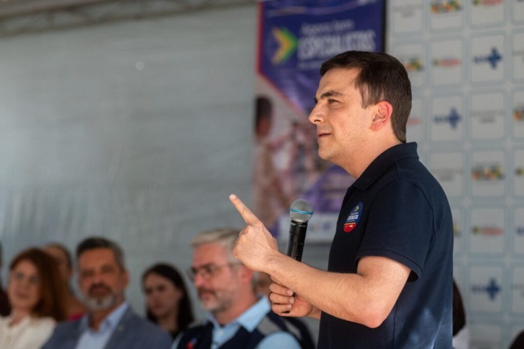 Deputado Aliel Machado falando sobre a Carreta da Oftalmologia do programa Agora Tem Especialistas, em Ponta Grossa