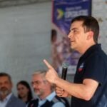 Deputado Aliel Machado falando sobre a Carreta da Oftalmologia do programa Agora Tem Especialistas, em Ponta Grossa