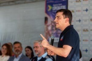 Deputado Aliel Machado falando sobre a Carreta da Oftalmologia do programa Agora Tem Especialistas, em Ponta Grossa
