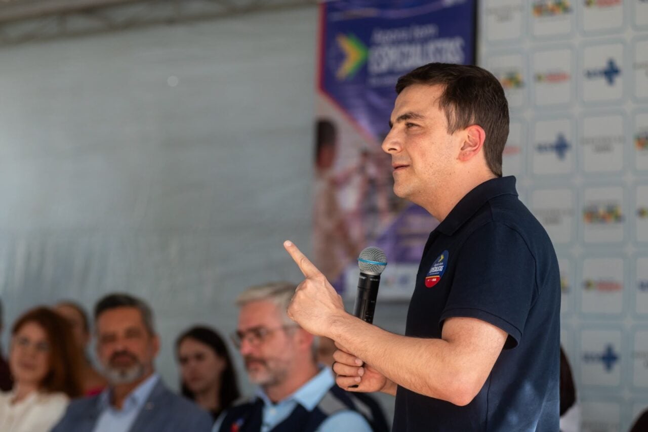 Deputado Aliel Machado falando sobre a Carreta da Oftalmologia do programa Agora Tem Especialistas, em Ponta Grossa