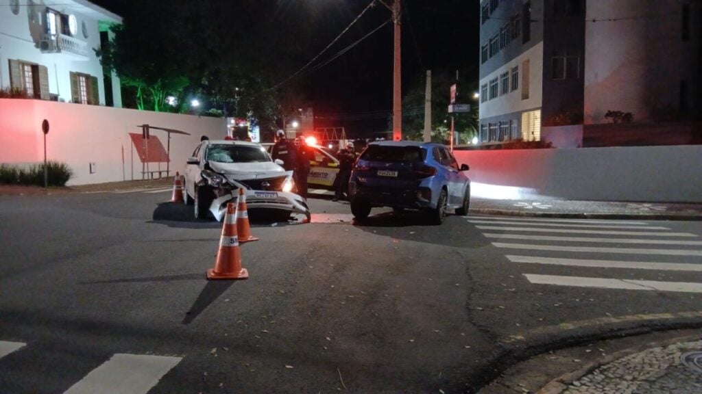 Acidente envolvendo um carro Nissan Branco e outro veículo BMW azul, no Centro de Ponta Grossa