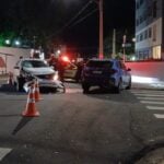 Acidente envolvendo um carro Nissan Branco e outro veículo BMW azul, no Centro de Ponta Grossa