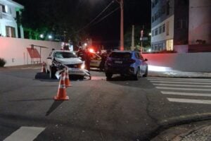 Acidente envolvendo um carro Nissan Branco e outro veículo BMW azul, no Centro de Ponta Grossa