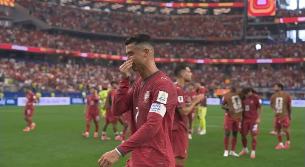 Cristiano Ronaldo chorando com as mãos na boca, após derrota de Portugal para a Espanha na Copa do Mundo 2026