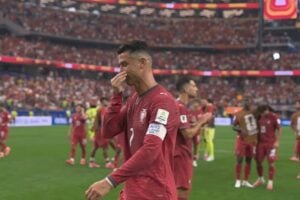 Cristiano Ronaldo chorando com as mãos na boca, após derrota de Portugal para a Espanha na Copa do Mundo 2026