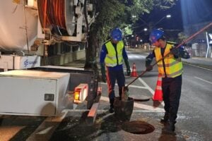 limpeza do esgoto em via pública