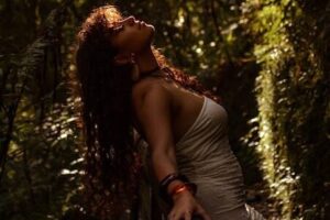 Cantora Carolina na Cachoeira da Mariquinha