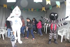 Zé Gotinha e Mosquitão no programa To na Vila de Castro
