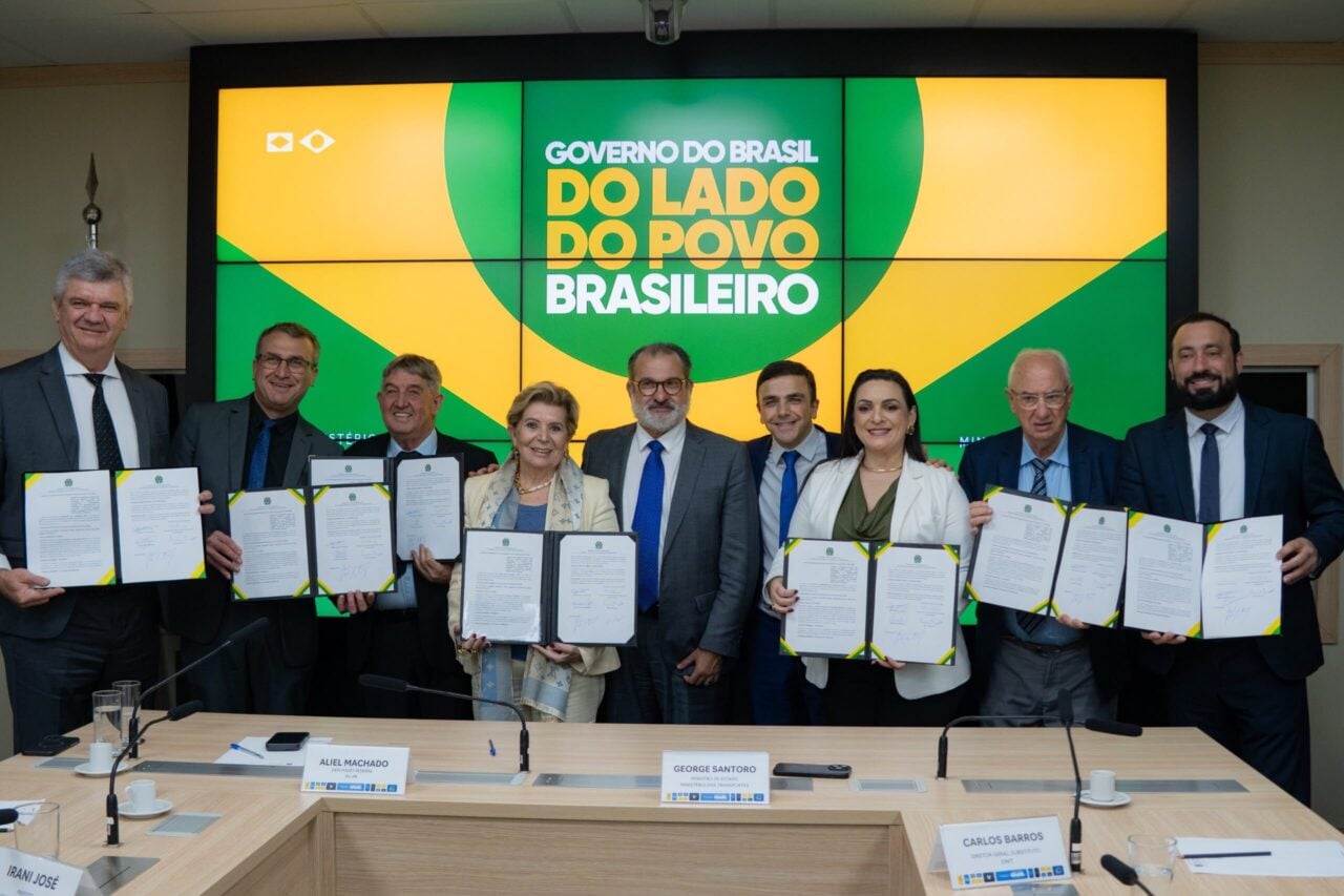 Prefeitos dos Campos Gerais comemoram cessão de ferrovias