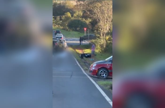 Gravação divulgada em redes sociais de acidente envolvendo carro e moto na PR-151, com vítima caída na rodovia