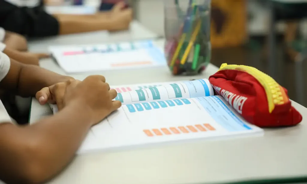 criança estudando