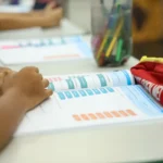 criança estudando