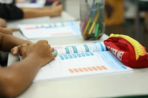 criança estudando