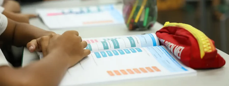criança estudando