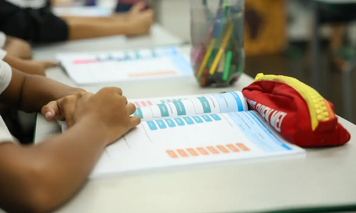 criança estudando