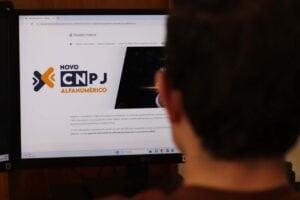 homem mexendo no computador