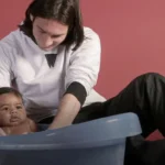 Lionel Messi dando banho no bebê Lamine Yamal em campanha de 2007