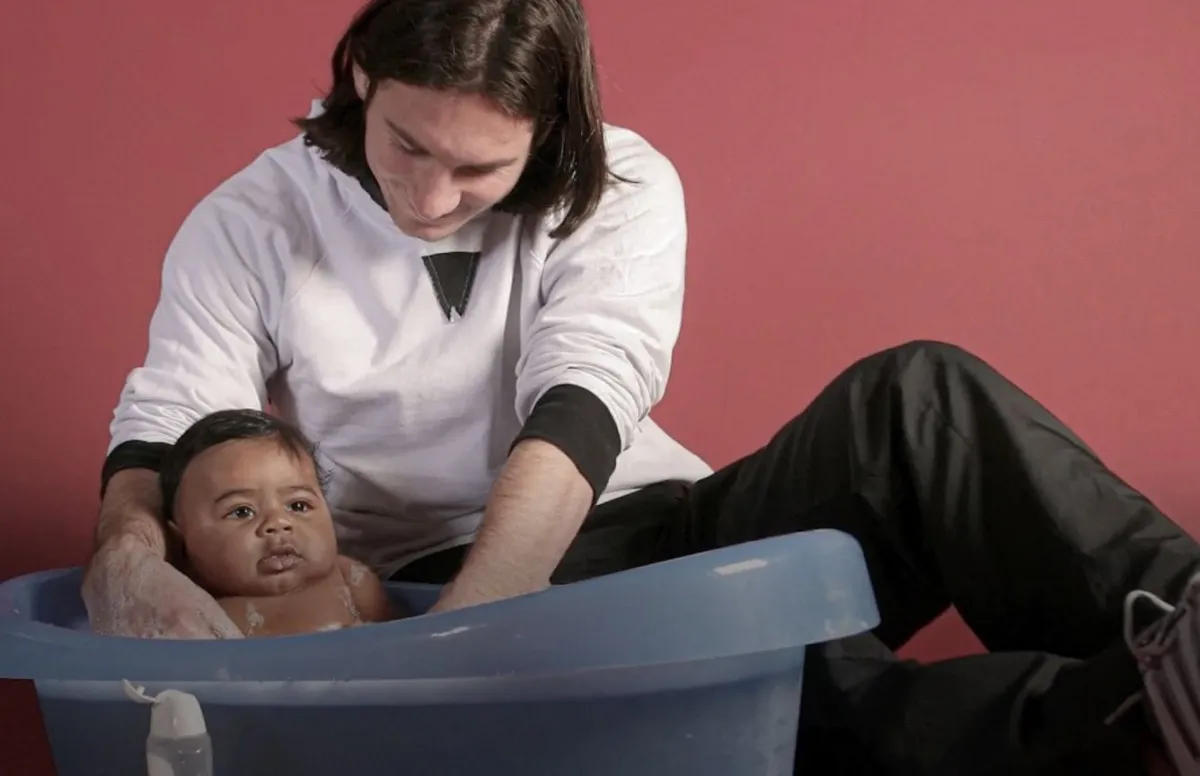 Lionel Messi dando banho no bebê Lamine Yamal em campanha de 2007